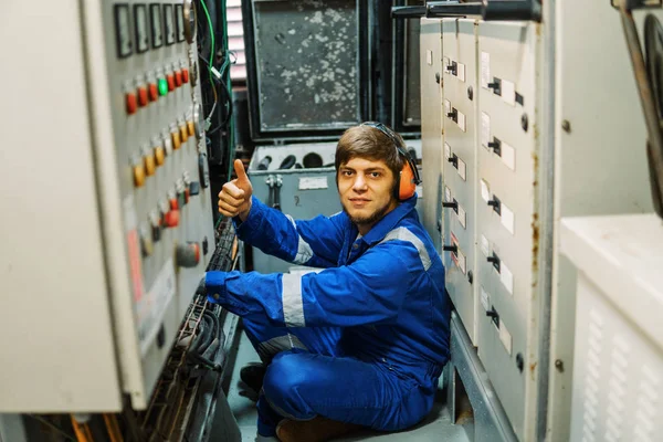 Scheepsingenieur die de motor of generatoren van schepen inspecteert — Stockfoto