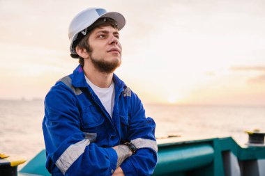 Sahil Güvenlik Subayı ya da Şef, açık deniz gemisinin güvertesinde.