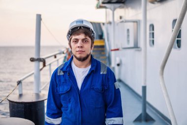 Sahil Güvenlik Subayı ya da Şef, açık deniz gemisinin güvertesinde.