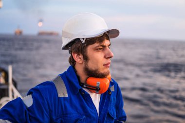 Sahil Güvenlik Subayı ya da Şef, açık deniz gemisinin güvertesinde.