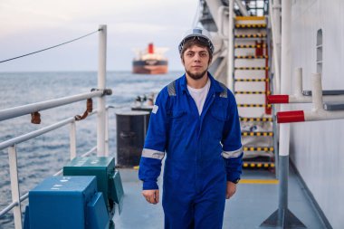 Sahil Güvenlik Subayı ya da Şef, açık deniz gemisinin güvertesinde.