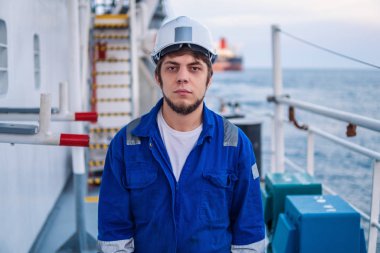 Sahil Güvenlik Subayı ya da Şef, açık deniz gemisinin güvertesinde.