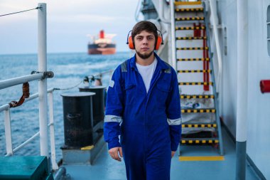 Sahil Güvenlik Subayı ya da Şef, açık deniz gemisinin güvertesinde.