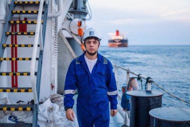 Sahil Güvenlik Subayı ya da Şef, açık deniz gemisinin güvertesinde.