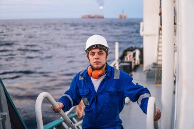 Sahil Güvenlik Subayı ya da Şef, açık deniz gemisinin güvertesinde.