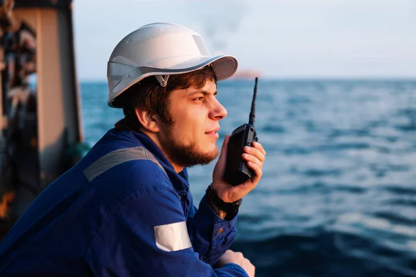 Oficial de cubierta de la Marina o oficial en jefe en cubierta del buque de alta mar — Foto de Stock