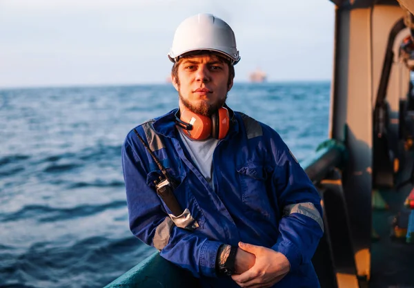 Oficial de convés marítimo ou companheiro de chefe no convés de embarcações offshore — Fotografia de Stock