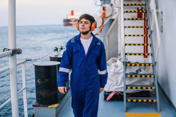 Sahil Güvenlik Subayı ya da Şef, açık deniz gemisinin güvertesinde.
