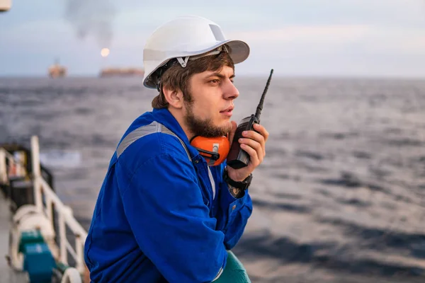 Oficial de convés marítimo ou companheiro de chefe no convés de embarcações offshore — Fotografia de Stock