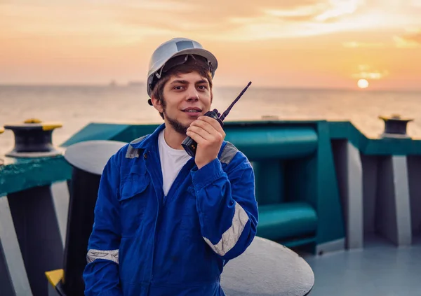 Oficial de cubierta de la Marina o oficial en jefe en cubierta del buque de alta mar — Foto de Stock