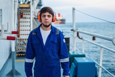 Sahil Güvenlik Subayı ya da Şef, açık deniz gemisinin güvertesinde.