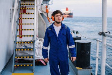 Sahil Güvenlik Subayı ya da Şef, açık deniz gemisinin güvertesinde.