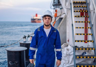 Sahil Güvenlik Subayı ya da Şef, açık deniz gemisinin güvertesinde.