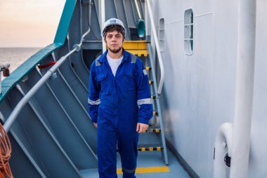 Sahil Güvenlik Subayı ya da Şef, açık deniz gemisinin güvertesinde.