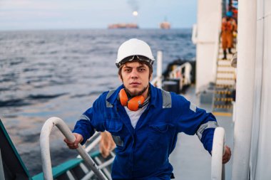 Sahil Güvenlik Subayı ya da Şef, açık deniz gemisinin güvertesinde.