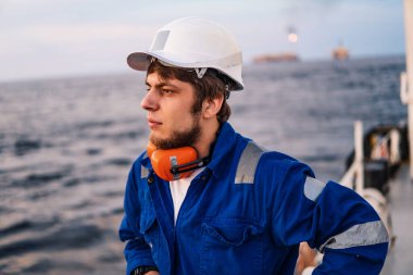 Sahil Güvenlik Subayı ya da Şef, açık deniz gemisinin güvertesinde.