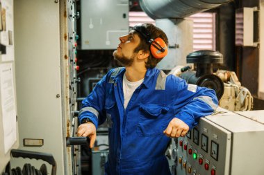Gemi motoru ya da jeneratörleri denetleyen deniz mühendisi