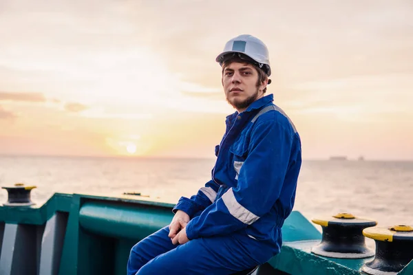 Oficial de cubierta de la Marina o oficial en jefe en cubierta del buque de alta mar — Foto de Stock