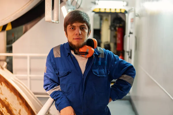 Ingeniero marino trabaja en la nave. Trabajos de costura — Foto de Stock