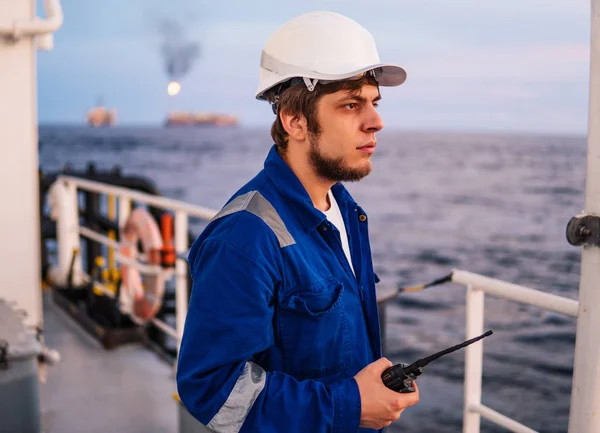 Oficial de cubierta de la Marina o oficial en jefe en cubierta del buque de alta mar — Foto de Stock