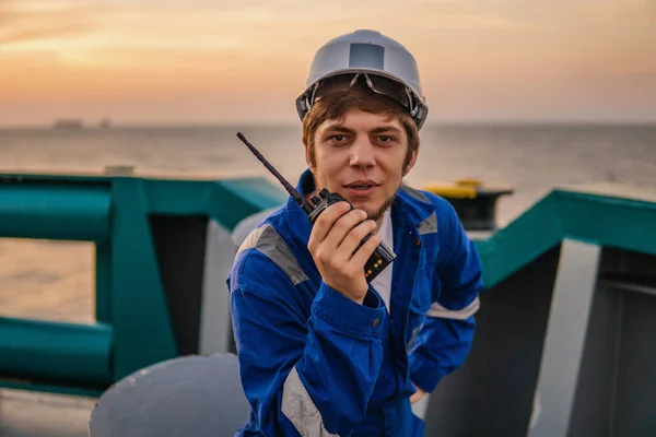 Oficial de cubierta de la Marina o oficial en jefe en cubierta del buque de alta mar — Foto de Stock