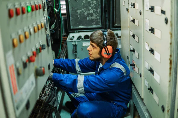 Scheepsingenieur die de motor of generatoren van schepen inspecteert — Stockfoto