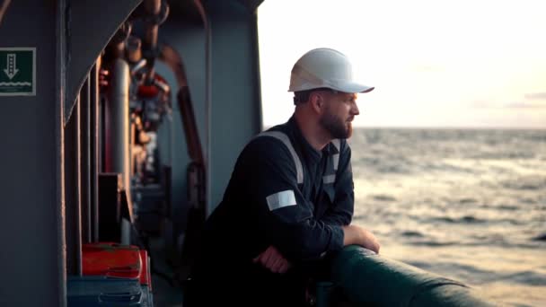 Oficial de convés marinho ou companheiro principal no convés de navio ou navio offshore — Vídeo de Stock