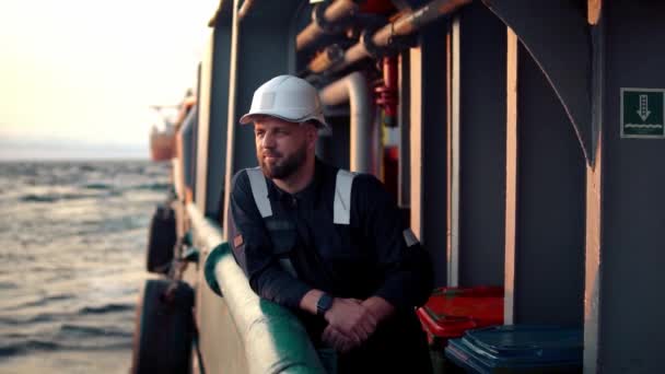 Marine Deck Officer oder Chief Mate an Deck eines Offshore-Schiffes oder Schiffes — Stockvideo