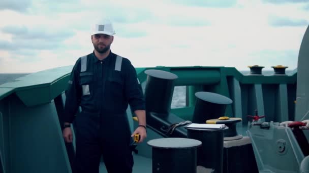 Oficial de cubierta o oficial en jefe de puente en la cubierta del buque o buque en alta mar — Vídeos de Stock