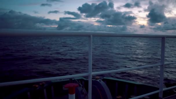 Vista desde el barco o la cubierta del buque a mar abierto - hermoso paisaje marino — Vídeos de Stock