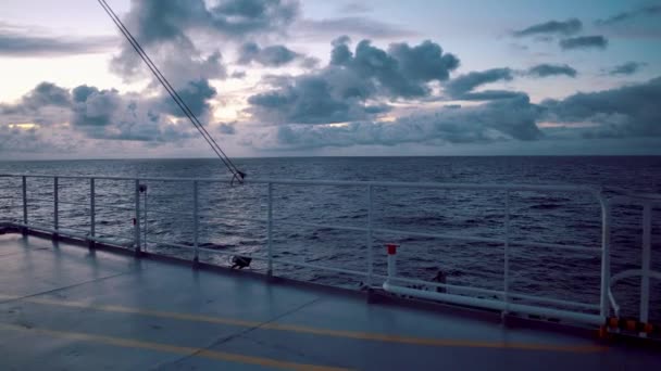 Pohled z paluby lodi nebo plavidla na otevřené moře - Arielina překrásná mořská scenérie — Stock video