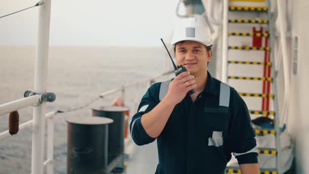 Marine zeevaartkundig scheepsofficier of Chief mate op het dek van het schip of schip — Stockvideo