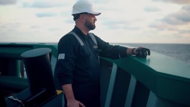 Oficial de cubierta o oficial en jefe de puente en la cubierta del buque o buque en alta mar — Vídeos de Stock