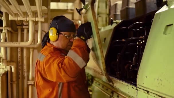 Ingeniero marino inspeccionando el motor de los buques en la sala de control — Vídeo de stock