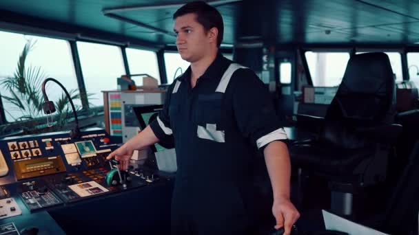 Marine navigational officer under vakthållning på bryggan — Stockvideo