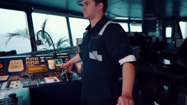 Θαλάσσιας πλοήγησης αξιωματικός κατά τη διάρκεια πλοήγησης ρολόι στη γέφυρα — Αρχείο Βίντεο