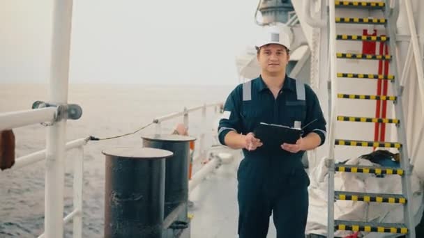 Старший офицер морской пехоты или старший помощник на палубе корабля или судна — стоковое видео
