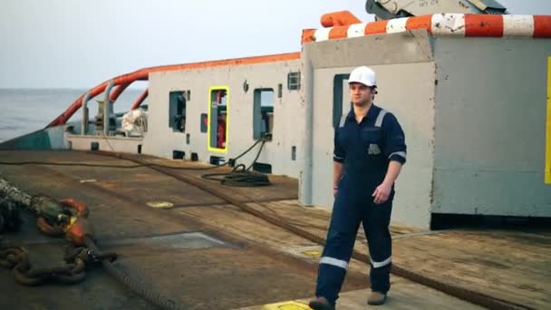 Marine zeevaartkundig scheepsofficier of Chief mate op het dek van het schip of schip — Stockvideo