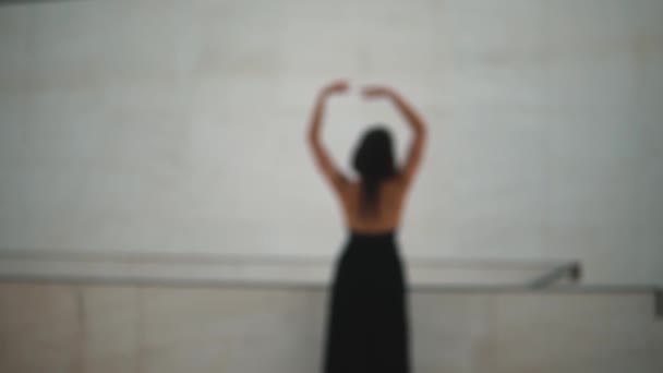 黒のドレスの若いプロのバレリーナが屋外で踊っています — ストック動画
