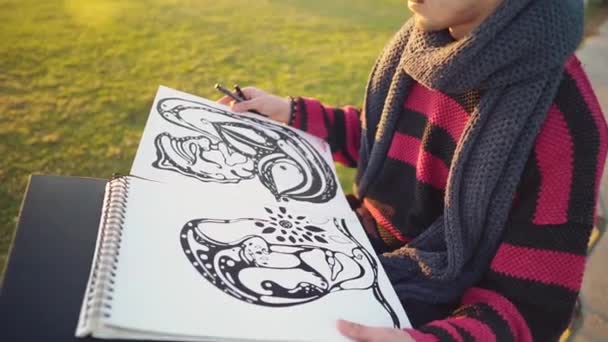 Moderne ung stilfuld mandlige maling kunstner tegning skitser i parken – Stock-video