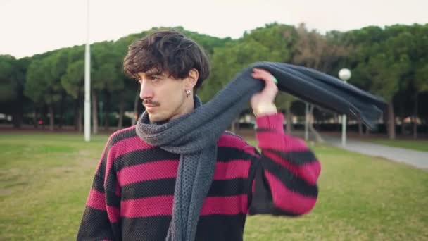 Moderno jovem artista masculino elegante chegando ao parque verde para inspiração . — Vídeo de Stock