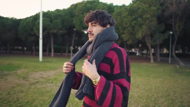 Moderno joven artista masculino con estilo que viene al parque verde para inspirarse . — Vídeos de Stock