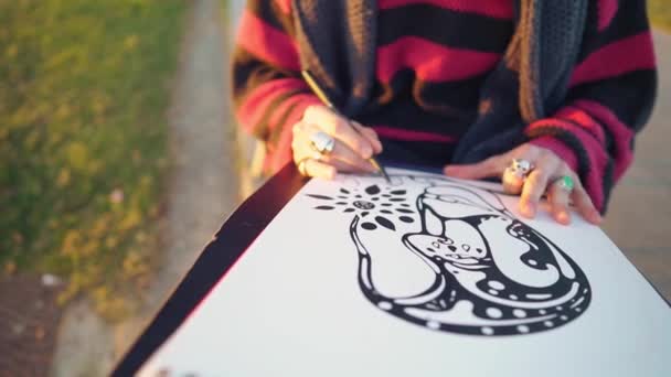 Moderno joven elegante pintor masculino dibujo bocetos en el parque — Vídeos de Stock