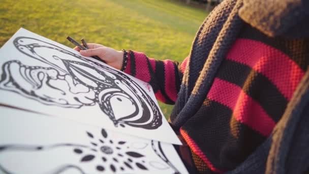 Moderne jonge stijlvolle mannelijke schilder tekening schetsen in het park — Stockvideo