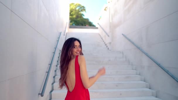 Hermosa mujer en vestido elegante rojo. Fondo blanco urbano — Vídeos de Stock