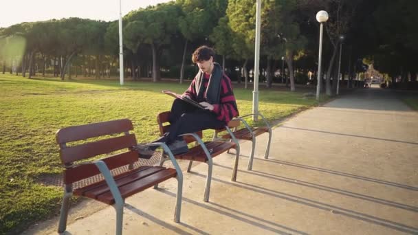 Moderno joven elegante pintor masculino dibujo bocetos en el parque — Vídeo de stock