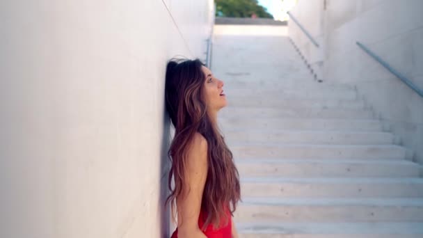 Piękna kobieta w czerwonej eleganckiej sukience. Miejskie białe tło — Wideo stockowe