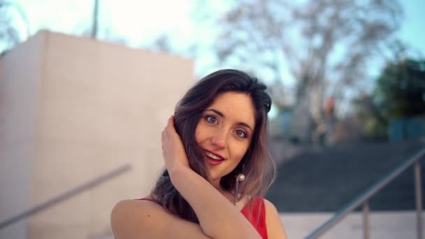 Hermosa mujer en vestido elegante rojo. Fondo blanco urbano — Vídeos de Stock