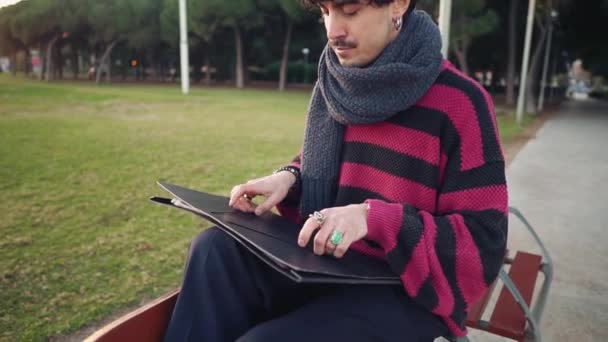 Moderno joven elegante pintor masculino dibujo bocetos en el parque — Vídeos de Stock