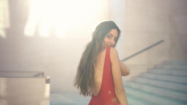 Mulher bonita em vestido elegante vermelho. Urbano fundo branco — Vídeo de Stock